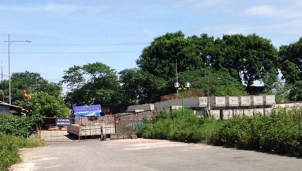 Cầu nối khu đô thị Mỗ Lao với đường Lê Văn Lương “đắp chiếu” nhiều năm. Ảnh: Minh Tuấn