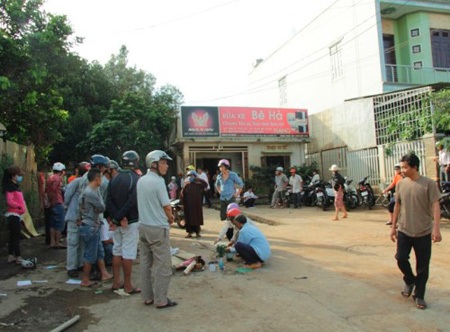 Chui vào gầm xe tải chơi, bé 16 tháng tuổi chết thảm - 1 Hiện trường vụ tai nạn thương tâm
