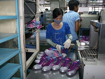 Lao động nặng nhọc, thu nhập thấp không đủ để công nhân tái tạo sức lao động Ảnh: VĨNH TÙNG.