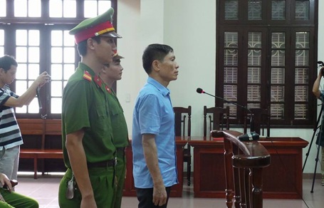 Dương Tự Trọng bị tuyên thêm 15 tháng tù giam - 3 Dương Tự Trọng bị cáo buộc về tội lợi dụng chức vụ, quyền hạn trong khi thi hành công vụ.