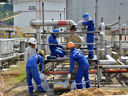 Xin về lại tỉnh… nghèo! - 1 Nguồn thu từ Nhà máy Lọc dầu Dung Quất chủ yếu được nộp vào ngân sách trung ương