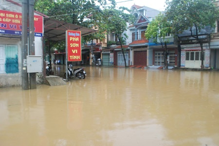 Đường phố gần cây xăng Kim Tân bị ngập nặng.