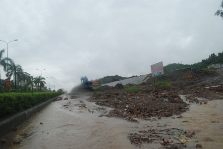 Đường phố gần cây xăng Kim Tân bị ngập nặng.