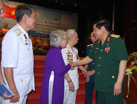 Mốc son chói lọi trong sự nghiệp bảo vệ chủ quyền biển, đảo của Tổ quốc - 1 Đại tướng Phùng Quang Thanh trò chuyện thân mật với các nhân chứng trong Chiến thắng trận đầu
