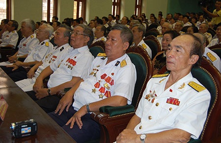 Mốc son chói lọi trong sự nghiệp bảo vệ chủ quyền biển, đảo của Tổ quốc - 3 Các đại biểu và những cựu chiến binh trực tiếp tham gia Đánh thắng trận đầu có mặt tại Lễ kỷ niệm