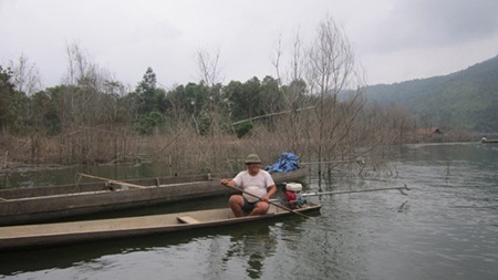 Săn cá đổi đời ở vùng lòng hồ thủy điện Bản Vẽ - 2 Người dân dùng thuyền nhỏ đánh bắt cá