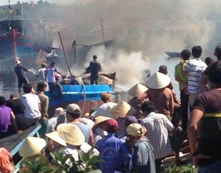 Vụ nổ tàu chở dầu: 2 người tử vong, 4 người nguy kịch - 3 Hàng chục người dân đã tham gia hỗ trợ dập lửa