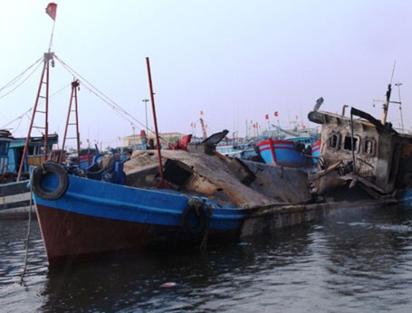 Vụ nổ tàu chở dầu: 2 người tử vong, 4 người nguy kịch - 2 Con tàu méo mó, biến dạng sau vụ cháy