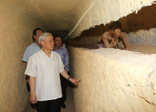 Tổng Bí thư thăm và làm việc tại huyện đảo Phú Quốc - 2 Tổng Bí thư Nguyễn Phú Trọng thăm di tích Nhà tù Phú Quốc, tỉnh Kiên Giang. (Ảnh: Trí Dũng – TTXVN)