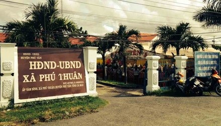 Đề nghị kỷ luật Chủ tịch xã lấy chồng cho con gái mới 16 tuổi - 1 Trụ sở xã Phú Thuận là nơi tổ chức đãi tiệc vui con gái ông Chủ tịch xã chưa tròn 16 tuổi.