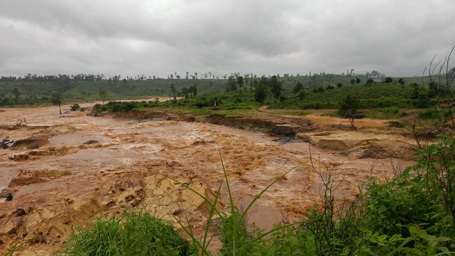 “Thủy điện chưa dùng đã vỡ” lại vỡ tiếp lần 2 - 3 (Ảnh: Dương Thành Đạt)