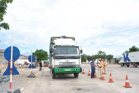 Một chiếc xe quá tải tới hơn 50% trọng tải.