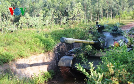 Huấn luyện lái xe tăng vượt hào sâu