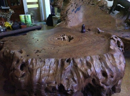 Chiếc bàn gù hương nguyên khối với hình thù tròn trịa như chiếc bàn biết xoay ở Đà Lạt.