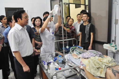 Vụ 6 thanh niên chết trong quán karaoke: Dương tính với ma túy - 2 Lãnh đạo tỉnh Quảng Ninh thăm những người đang được điều trị tại bệnh viện