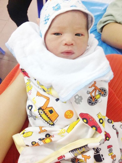 Con trai trung úy Nguyễn Văn Hưng chào đời trong niềm hạnh phúc của cả gia đình.