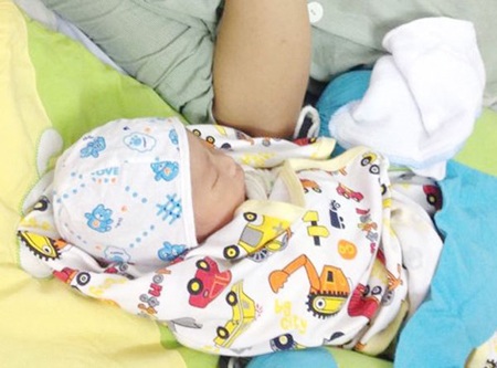 Con trai trung úy Nguyễn Văn Hưng chào đời trong niềm hạnh phúc của cả gia đình.