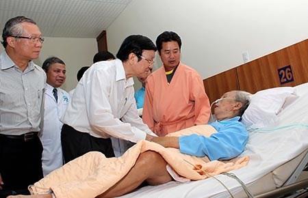 Cần nhân rộng mô hình bệnh viện công-tư - 1 Chủ tịch nước thăm hỏi bệnh nhân tại BV ĐH Y Dược - Hoàng Anh Gia Lai. Ảnh: MINH VỸ