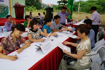 Người dân ký nhận đất dịch vụ