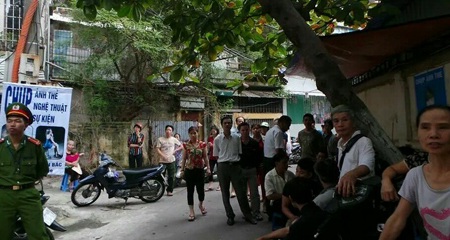 Bắt được đối tượng, giải cứu thành công con tin bị khống chế - 4 Rất đông người dân đang tụ tập quanh khu vực nhà E6, theo dõi việc giải cứu con tin.