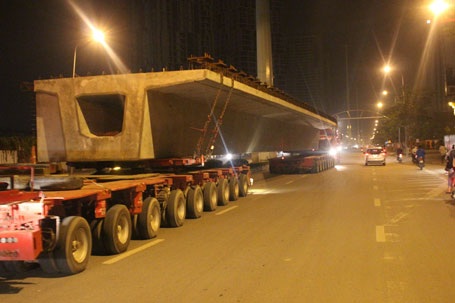 Phải mang trên mình khối bê tông khổng lồ nên đoàn xe chỉ đi với tốc độ 4km/h. 