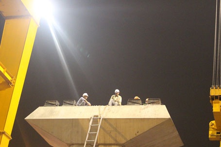 Trên các cột trụ đều có lực lượng công nhân đang sẵn sàng chờ tiếp nhận phiến bê tông khủng