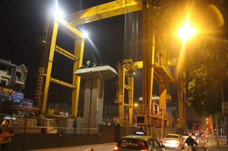 Cận cảnh giàn cẩu khổng lồ.