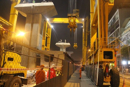 Cận cảnh giàn cẩu khổng lồ.