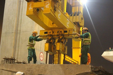 Cận cảnh giàn cẩu khổng lồ.