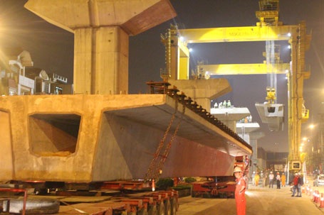 Sau gần 1 giờ, đoàn xe đã về đến khu vực lắp ráp.