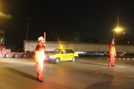 Phải mang trên mình khối bê tông khổng lồ nên đoàn xe chỉ đi với tốc độ 4km/h. 