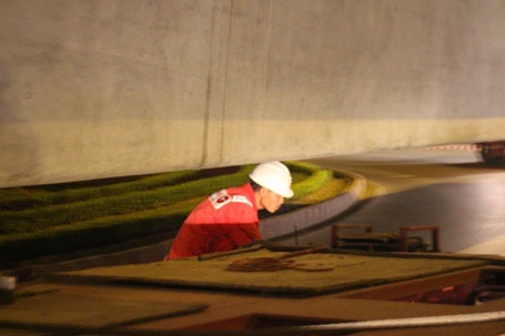 Phải mang trên mình khối bê tông khổng lồ nên đoàn xe chỉ đi với tốc độ 4km/h. 