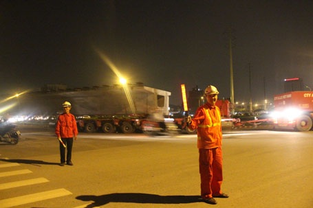 Phải mang trên mình khối bê tông khổng lồ nên đoàn xe chỉ đi với tốc độ 4km/h. 