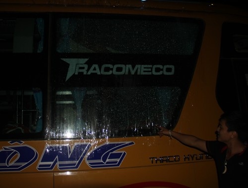 Xe khách bị ném đá, 1 chuyên gia nước ngoài trọng thương - 2 Nhà xe dùng băng keo dán tạm kính bị vỡ