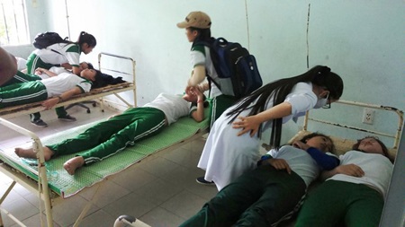 Đang học thể dục, 9 nữ sinh viên ngất xỉu nhập viện - 1 Các nữ sinh viên tại bệnh viện chiều 12/9