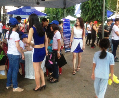 Nhà Thiếu nhi thành nơi "chân dài váy ngắn" quảng cáo xe máy - 6 Những cô gái chân dài váy ngắn quảng cáo sản phẩm.