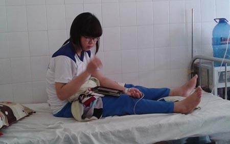 2 nữ sinh bất ngờ bị rắn lục đuôi đỏ tấn công trong khuôn viên ĐH Cần Thơ - 1 Em Nguyễn Thúy V đang điều trị tại Bệnh viện Quân y 121.