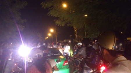 Náo loạn vì xe ôm say rượu nhảy sông trong đêm tối - 1 Người đi đường hiếu kỳ tập trung rất đông xem ông Lộc bơi sông.