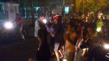 Náo loạn vì xe ôm say rượu nhảy sông trong đêm tối - 2 Khi đã được đưa lên bờ, ông Lộc vẫn cố vùng vẫy đòi xuống sông bơi tiếp.