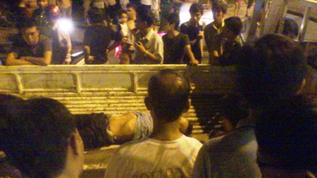 Náo loạn vì xe ôm say rượu nhảy sông trong đêm tối - 3 Ông Lộc khi đã yên vị trên xe cảnh sát.