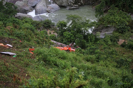 Vụ tai nạn thảm khốc: Có 57 người trên xe? - 1 Hiện trường vụ tai nạn sáng ngày 2/9