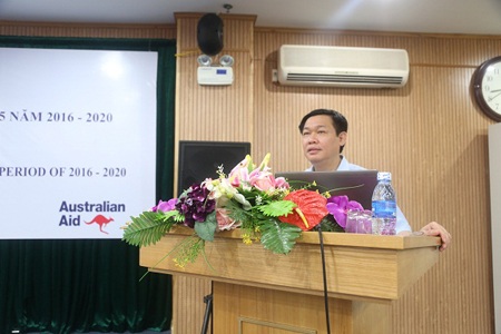 Kịch bản tăng trưởng kinh tế - xã hội 5 năm 2016 - 2020 - 1 Trưởng ban Kinh tế Trung ương Vương Đình Huệ chủ trì buổi tọa đàm