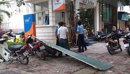 Chạy thục mạng né tấm tôn hơn 3 mét rơi từ trên cao - 1 Chạy thục mạng né tấm tôn hơn 3 mét rơi từ trên cao