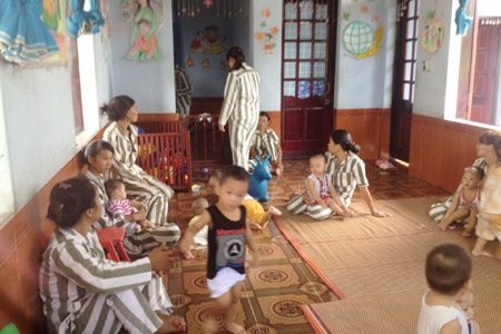 Nhà trẻ đặc biệt trong trại giam - 2 Trong giấy khai sinh của các cháu thì mẹ đứng tên, không dính líu gì đến trại giam Phú Sơn 4.