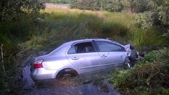 Khẩn trương điều tra vụ TNGT làm 4 người chết ngạt ở Long An - 1 Chiếc xe lao xuống ruộng làm 4 người chết ngạt trong xe. (Ảnh: Người lao động)