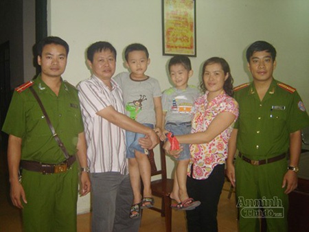 Hai cháu bé được cán bộ CAP Ngọc Thụy đưa về tận nhà