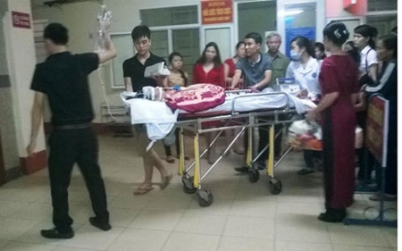 Chuyển thai phụ bị kéo lê 50m ra Hà Nội cấp cứu - 1 Chuyển thai phụ bị kéo lê 50m ra Hà Nội cấp cứu