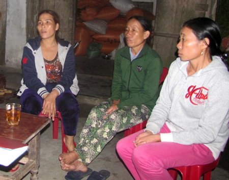 Người nhà các thuyền viên đứng ngồi mong tin con