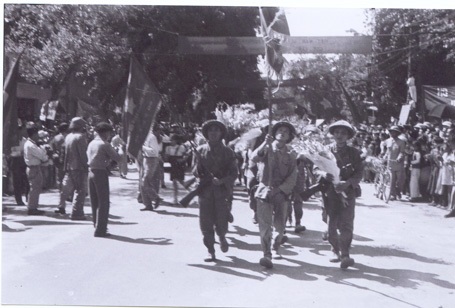"Tôi sở hữu 72 khoảnh khắc quý giá ngày 10/10/1954 tại Hà Nội" - 8 Tôi sở hữu 72 khoảnh khắc quý giá ngày 10/10/1954 tại Hà Nội