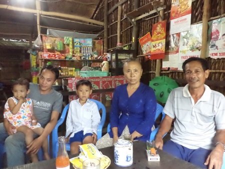 Gia đình khẳng định dù nghèo cũng cố gắng lo cho bé Ngân đàng hoàng.